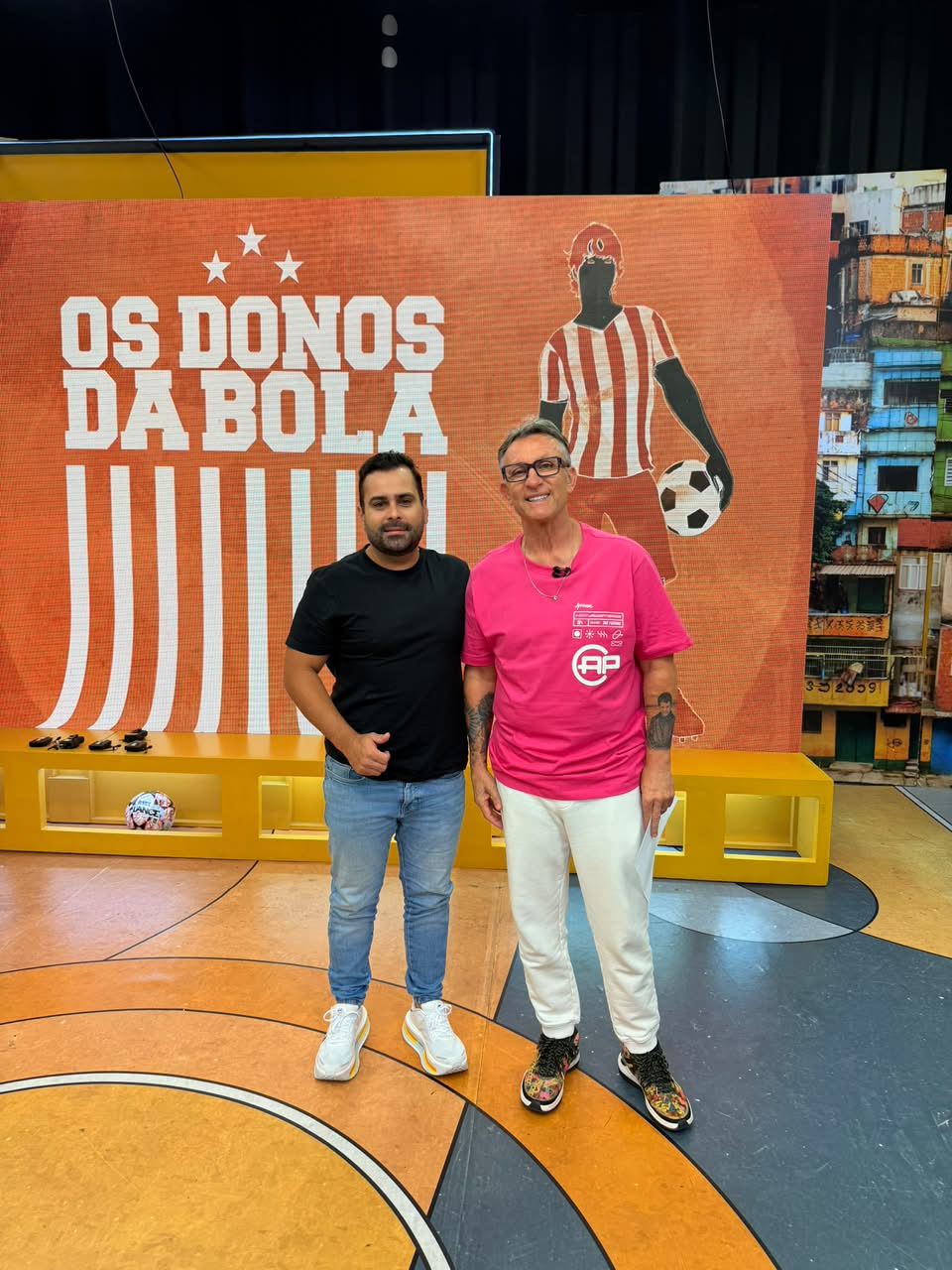 Apresentador ao lado do Dr. Pedro Azevedo nos bastidores da TV